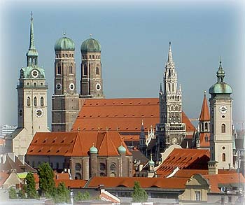 Das Rathaus und die Frauenkirche in München